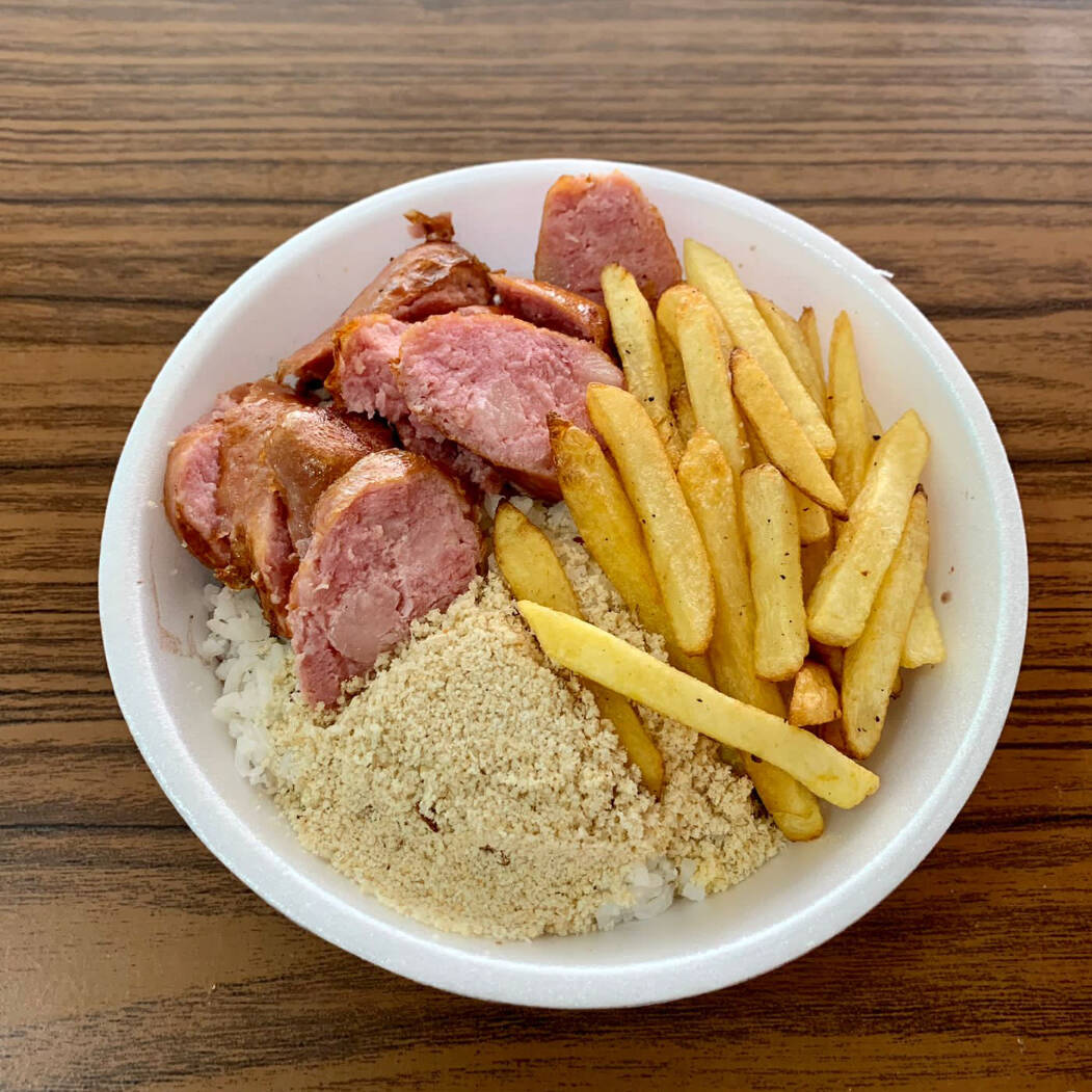arroz, feijão, farofa, fritas, salada verdde e linguiça toscana cortada