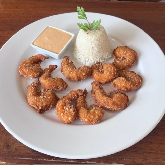 Camarones Empanizados con Arroz y Aderezo