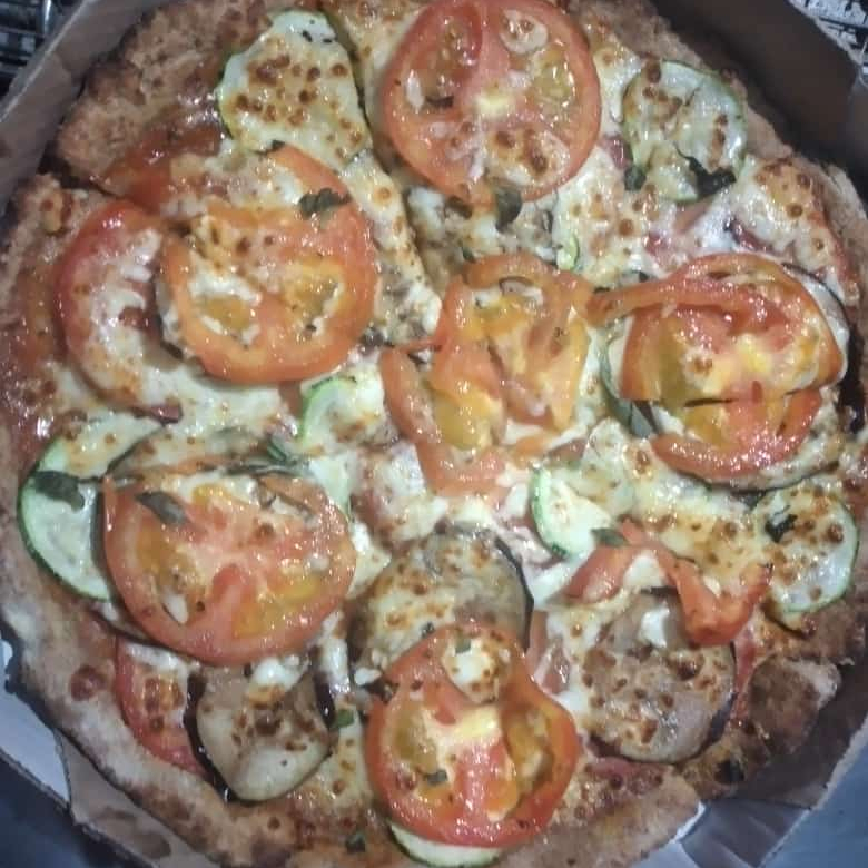 Massa napolitana de longa fermentação, molho de tomate artesanal , tomate, orégano, muçarela e manjericão