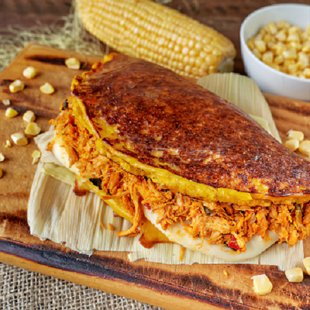 Cachapa con Queso de Mano y Pollo Desmechado.