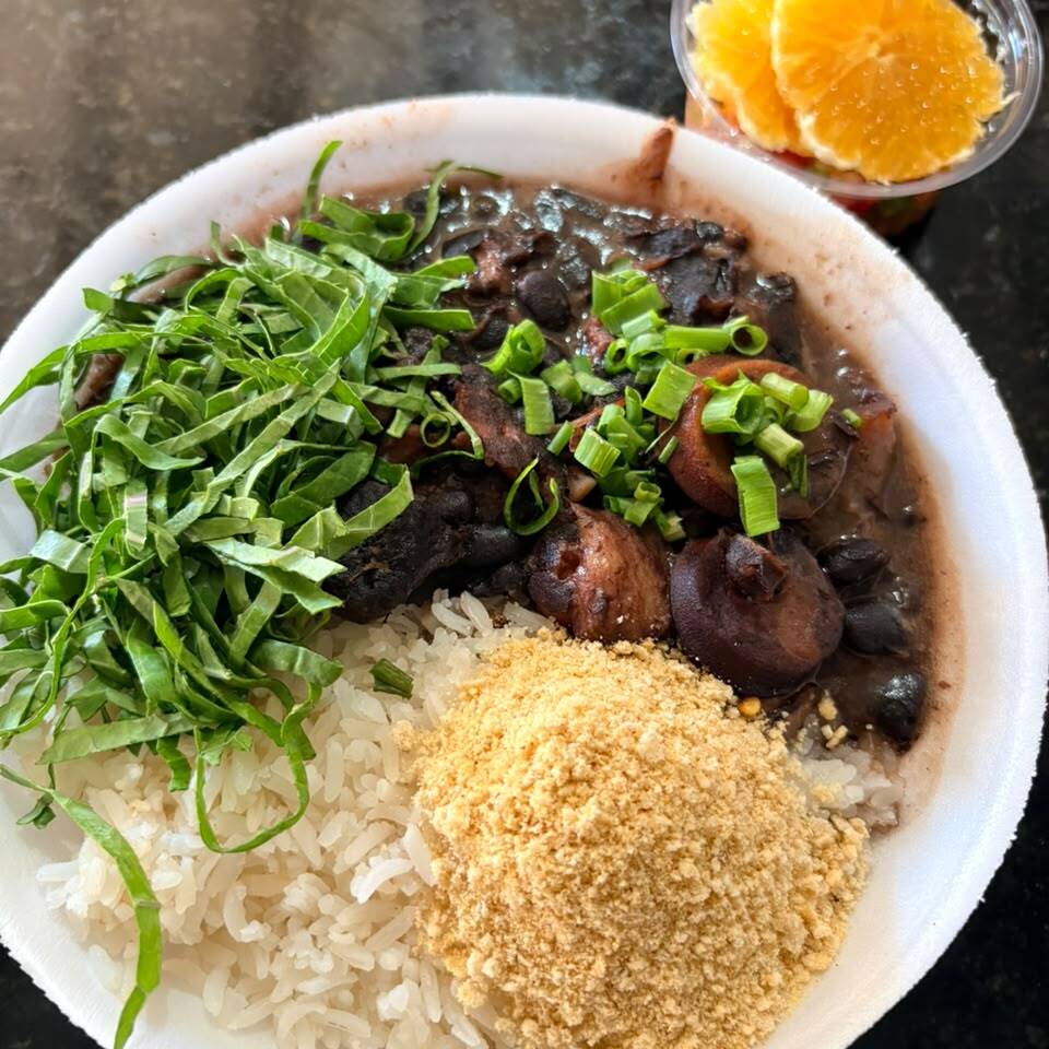 Arroz Branco, Feijoada ( linguiça, costelinha e bacon), farofa, couve e vinagrete
