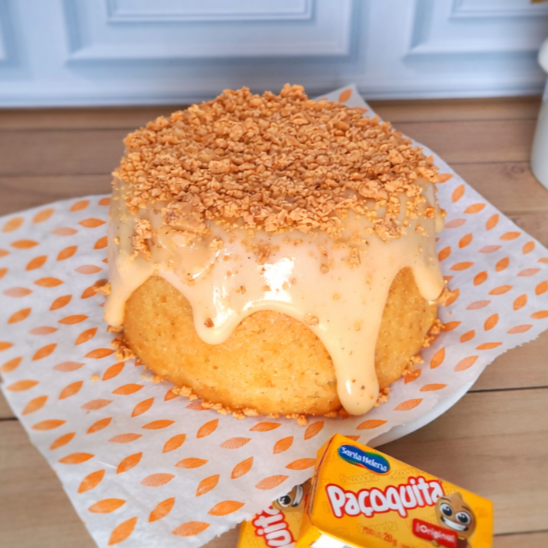 Massa de baunilha super fofinha, recheado e coberto com brigadeiro de leite em pó. Finalizado com farofinha crocante de paçoca. Um sabor irresistível com gostinho de festa junina Tamanho:12cm Rende:4 porções