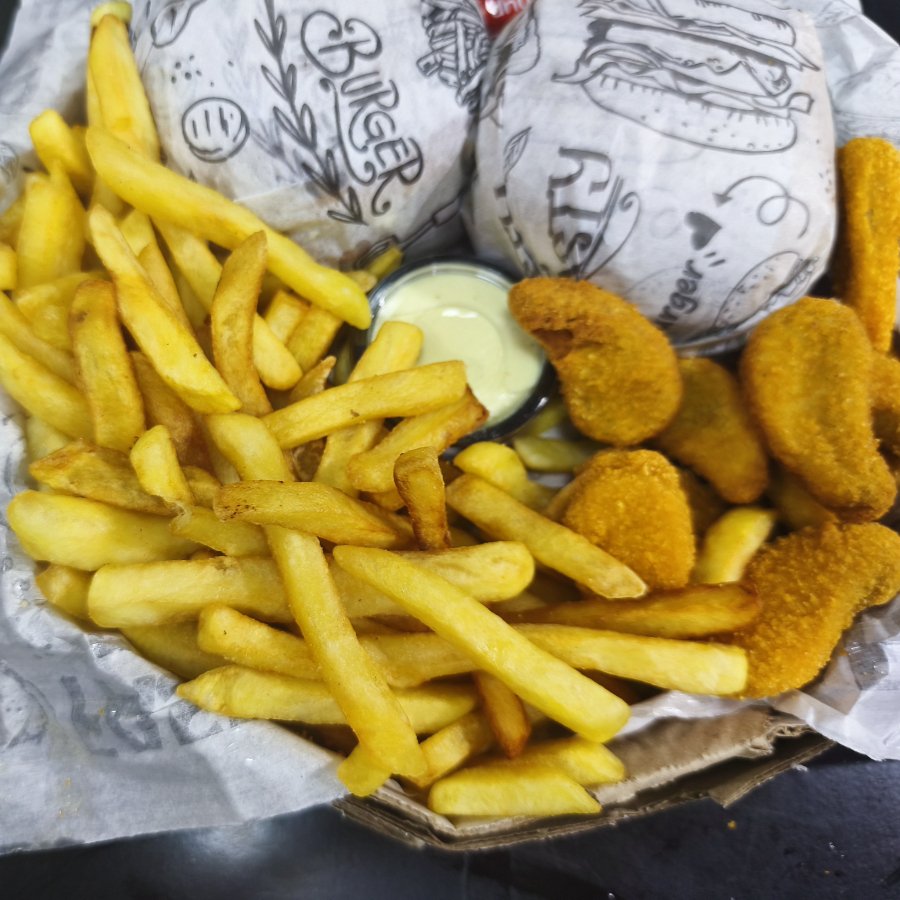 2 x tudos + batata frita + nuggets + saches de molho + molho da casa e brinde : 2 guarana natural