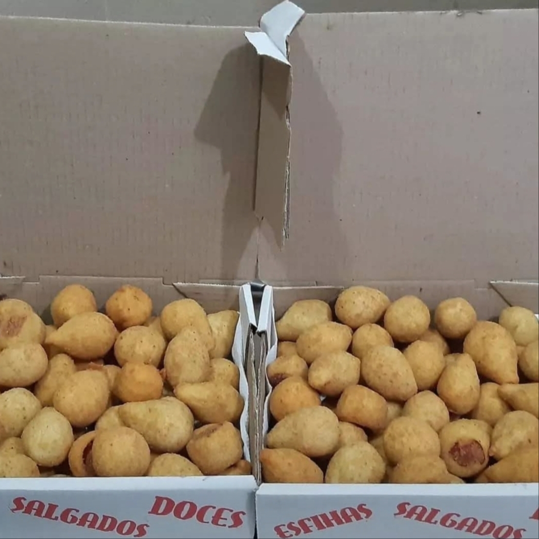 Uma seleção deliciosa de salgados variados, perfeita para festas e eventos, com uma variedade de sabores que agradam a todos os paladares: coxinha de frango, risoles presunto e queijo e risoles calabreza, bolinho de carne, bolinha de queijo, kibe croquete, enroladinho de salsicha, 25 gramas cada salgado.