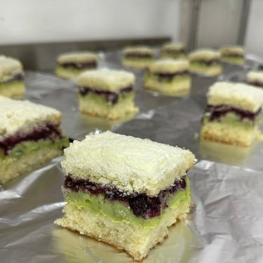 Massa bem molhada e fofinha, recheada com brigadeiro de pistache e frutas vermelhas