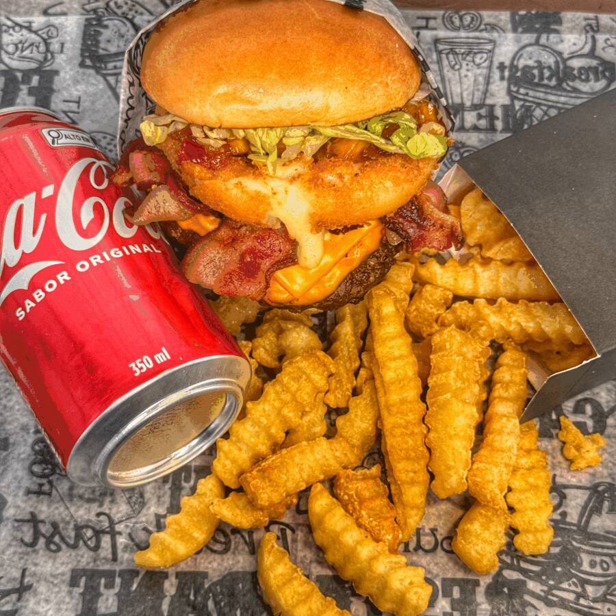 Pão brioche selado, Burger bovino de 150g com queijo cheddar derretido, alface americana, fatias de bacon , disco de mussarela empanado crocante por fora e com muito queijo por dentro e para finalizar uma exclusiva geleia de abacaxi que traz um toque agridoce um show de sabores ! Acompanha um porção de batata Crinkle e mais uma bebida geladinha a sua escolha.