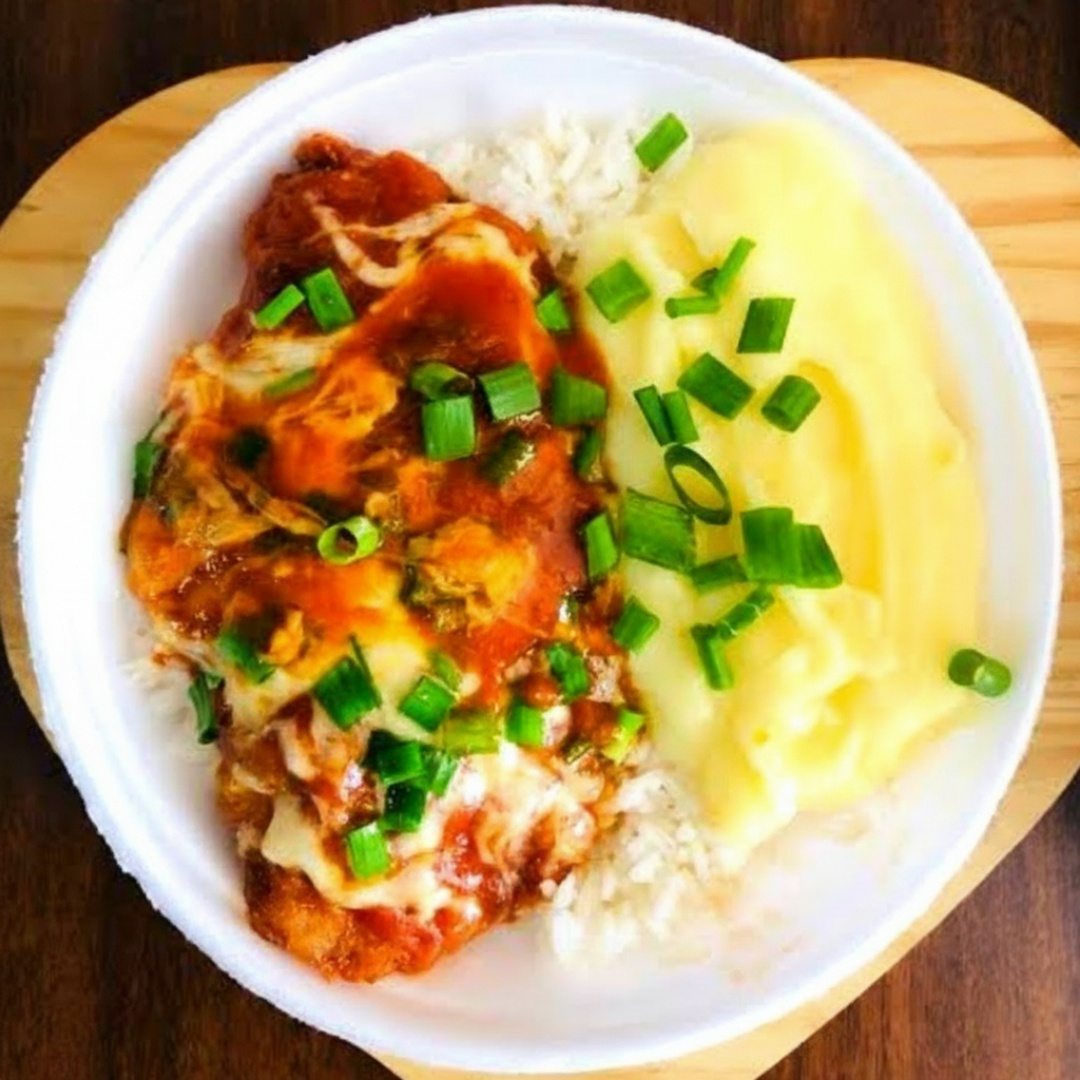 Marmita caseira de filé de frango á parmegiana com acompanhamento de arroz branco, feijão e purê de batata.