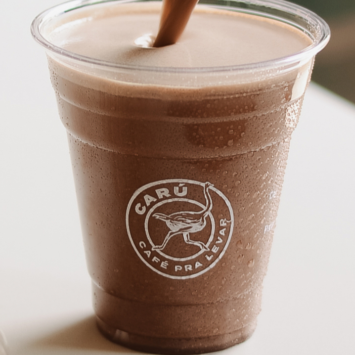 Chocolate do bom, aquele 50% cacau Dois Frades da Nestlé, batido com leite e gelo. 400ml de pura delícia e cremosidade. E você ainda escolhe seu leite. Selecione o Naveia e torne sua bebida vegana.