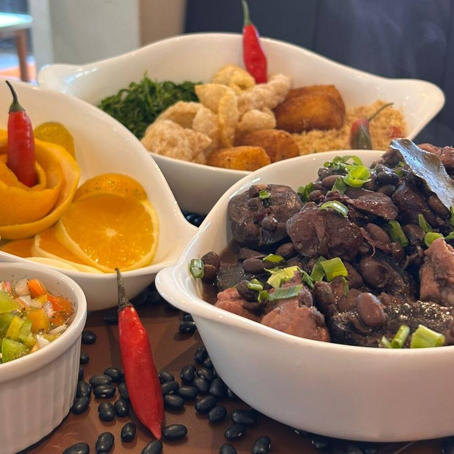 1 marmita grande de arroz 1 marmita grande de feijoada 1 marmita média com couve + 4 banana empanada + 4 fatias de laranja, farofa e 1 potinho de vinagrete