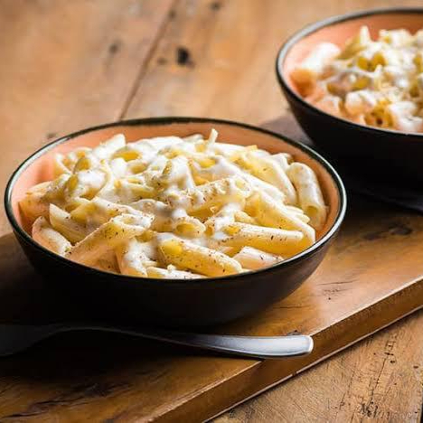 Penne acompanhado por um cremoso molho branco, e frango grelhado. Uma opção versátil e deliciosa! Aproximadamente 500g.