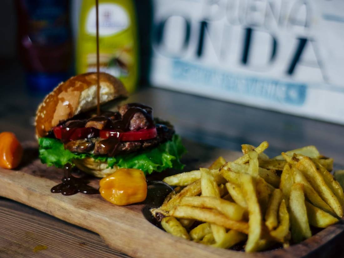 Hamburguesa BBQ Bacon con Papas a la Francesa