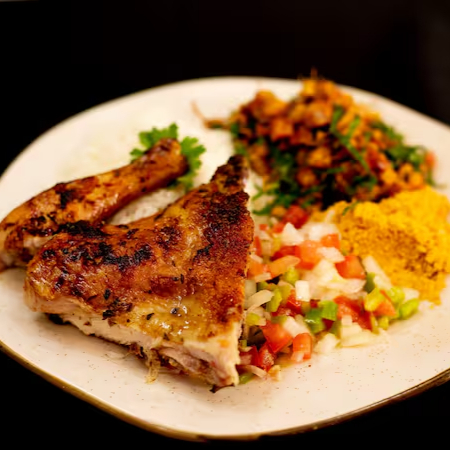 Frango assado no bafo, arroz branco, farofa da casa, molho a campanha acompanhado de feijão tropeiro *tem direito de mudar o acompanhamento