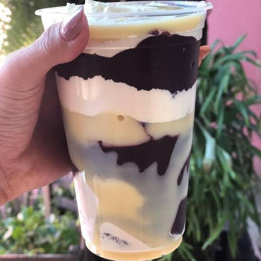 Copo de 500ml com leite condensado e leite em pó. Combinação clássica para deixar seu açaí ainda mais especial 💜