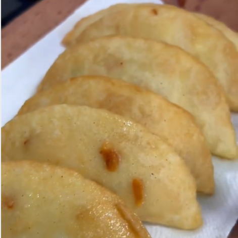 2 Empanadas de Pollo