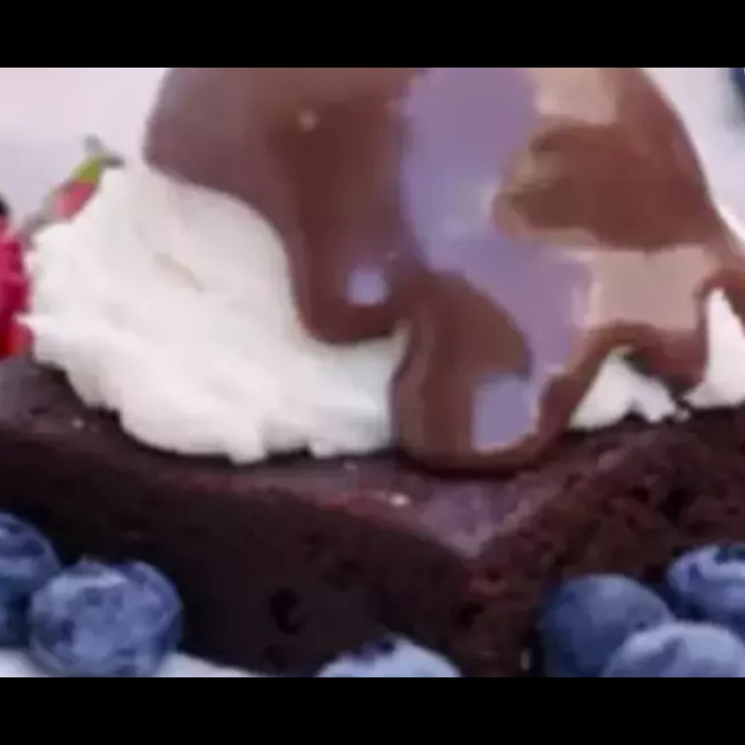 Brownie con helado y fruta