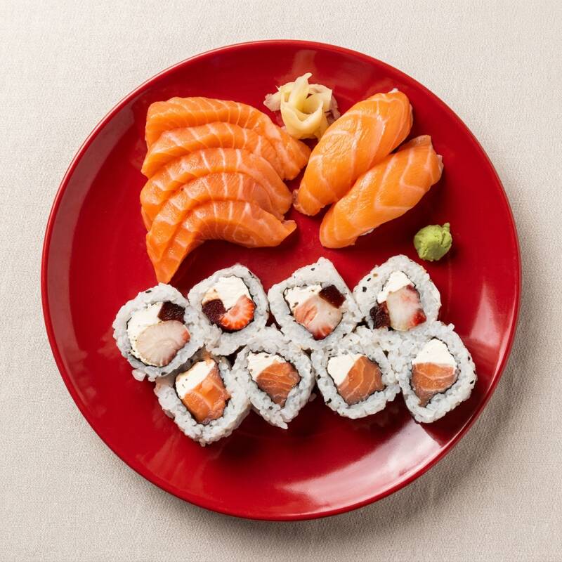 2 Niguiris salmão 4 Uramaki Filadélfia , 4 Uramaki romeu e julieta 5 Sashimi salmão