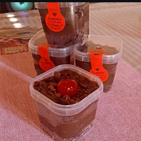 Delicioso bolo de pote massa de chocolate com recheio de brigadeiro.
