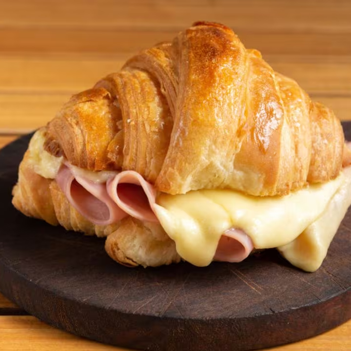 Misto Quente no Croissant – nosso croissant amanteigado recheado com presunto e queijo prato, levemente crostado na chapa, garantindo sabor, crocância e muita cremosidade. 🥐😋