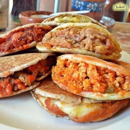 Gordita de harina de Duro en salsa verde