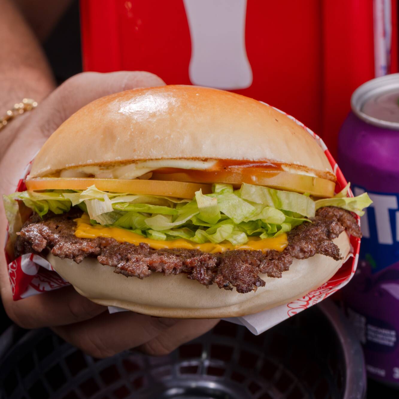 Nosso irresistível smash burger de 80g, com uma crostinha dourada e deliciosa, um cremoso american cheese, alface crocante, tomate fresco, cebola picadinha, ketchup e maionese especial da casa. Uma explosão de sabor em cada mordida!