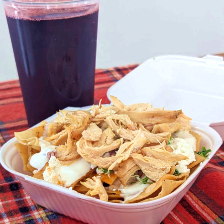Chilaquiles con Pollo + Bebida Refrescante
