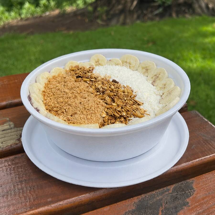 Essa é para os apaixonados por açaí. A tigela de 970ml entrega uma experiência completa, farta e extremamente satisfatória. Muito açaí, muita cremosidade e espaço de sobra para montar uma combinação caprichada de complementos. Ideal para quem quer comer bem, com calma, e sentir o clima de praia do começo ao fim. Uma verdadeira maré alta de sabor! Cremes: são montados dentro da tigela, junto com o açaí, garantindo equilíbrio e textura perfeita. Extra de Nutella: vai à parte, em um potinho separado, para você adicionar do seu jeito.