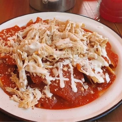 Chilaquiles de pollo (grandes)