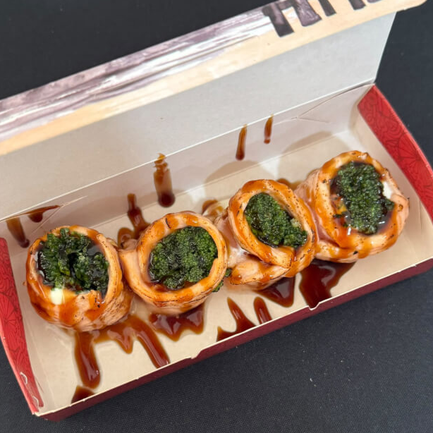 Lâminas de salmão fresco envolvem o brócolis, delicadamente recheados com um cremoso cream cheese e tudo isso maçaricado. Finalizamos com um irresistível molho teriyaki.