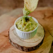 Deliciosos e crocantes Nachos de 35g, feitos a partir de autênticas tortillas chips de milho, conhecidas como Totopos. Tipicamente mexicano, vem acompanhado com um saboroso molho à sua escolha, enriquecendo ainda mais o sabor. Ideal para uma pessoa, é a porção perfeita para se deliciar enquanto aproveita um momento relaxante. Experimente e se apaixone por essa iguaria!