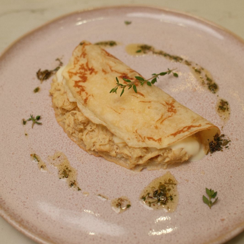 Massa fininha e leve recheada com requeijão e com frango bem temperado.