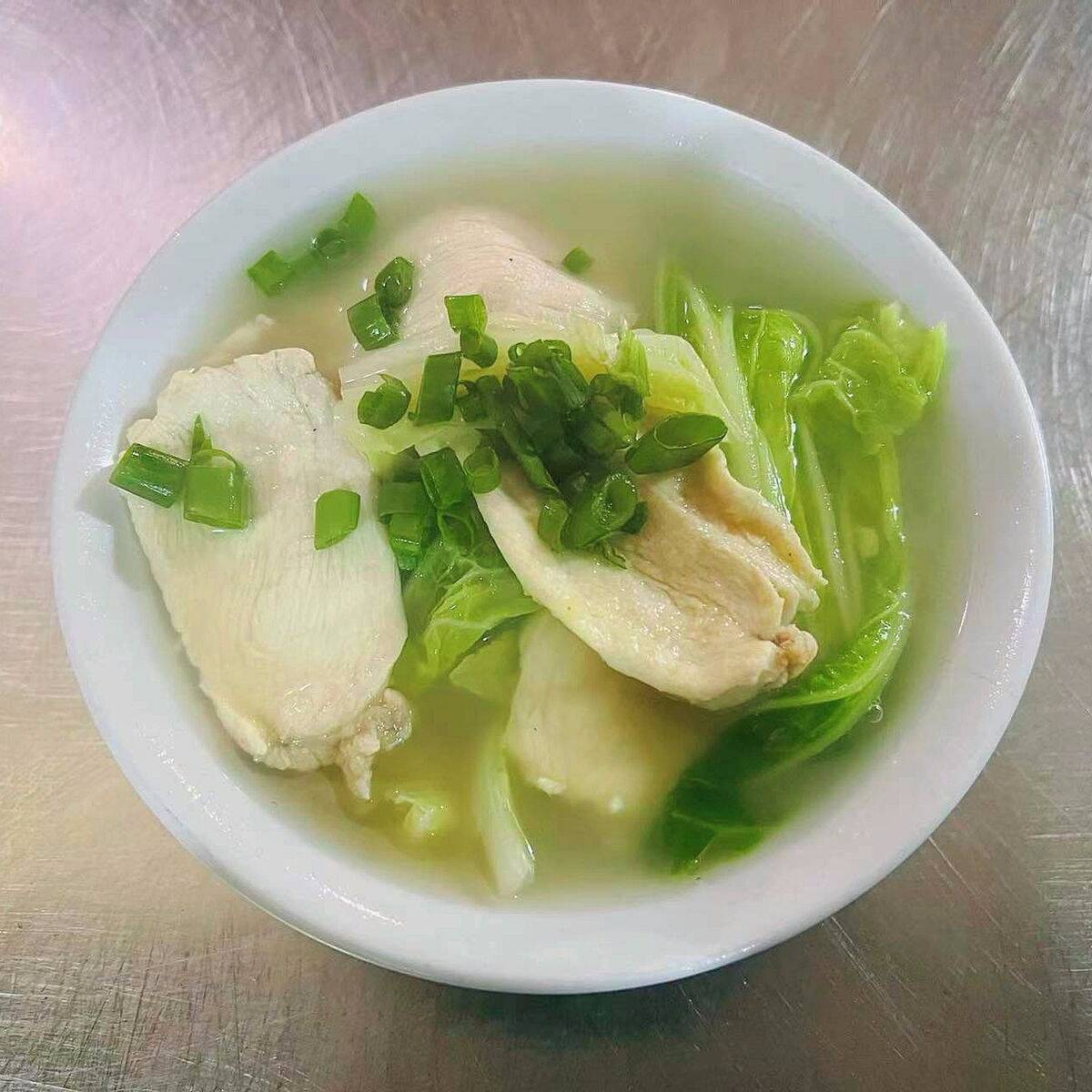 Caldo de Pollo con Tallarín