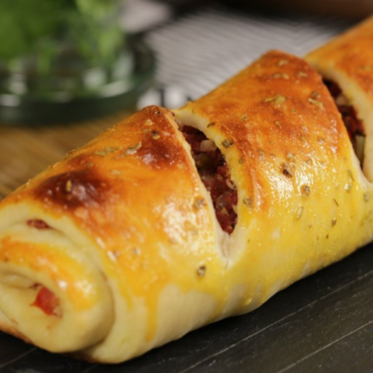 Recheado com queijo e presunto.