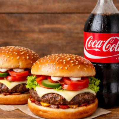 🍔 Combo duplo 🍔 2 x Burguer na brasa, 1 coca cola de 1 litro Carne na brasa suculenta de 120g, no ponto perfeito, coberta com queijo mussarela derretido, rodelas de tomate fresquinho, cebola chapinhada no capricho e um leve toque de barbecue, trazendo aquele gosto irresistível de churrasco. Finalizado com a nossa deliciosa maionese temperada da casa, que deixa cada mordida simplesmente inesquecível. 🔥 Um hambúrguer feito pra quem ama sabor de verdade