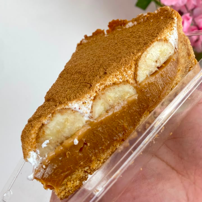 Capa de biscoito + doce de leite + chantily + banana e canela .