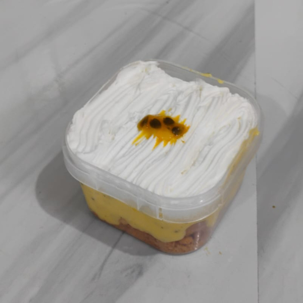 Refrescante e saborosa tortinha de maracujá com farofa de biscoito crocante, mousse caseiro de maracujá e finalizado com chantilly. Ótima opção para quem quer degustar um docinho na medida certa, embalagem de 150ml.