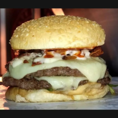 Duplo com macio da maná selado na manteiga com hamburguer de 100g , alface fresquinho americana , bacon crocante , queijo musarela derretido e molho especial da casa e entrega gratis