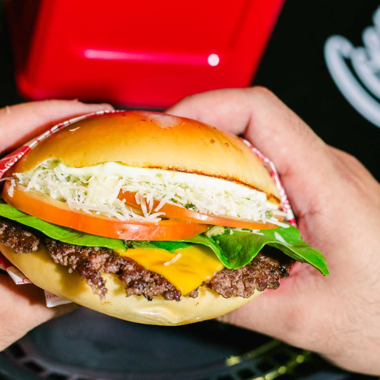 Nosso irresistível smash burger de 80g, com uma crostinha dourada e deliciosa, coberto por um cremoso american cheese, rúcula fresca, fatias de tomate, molho pesto aromático, parmesão ralado e a maionese especial da casa. Uma explosão de sabores!