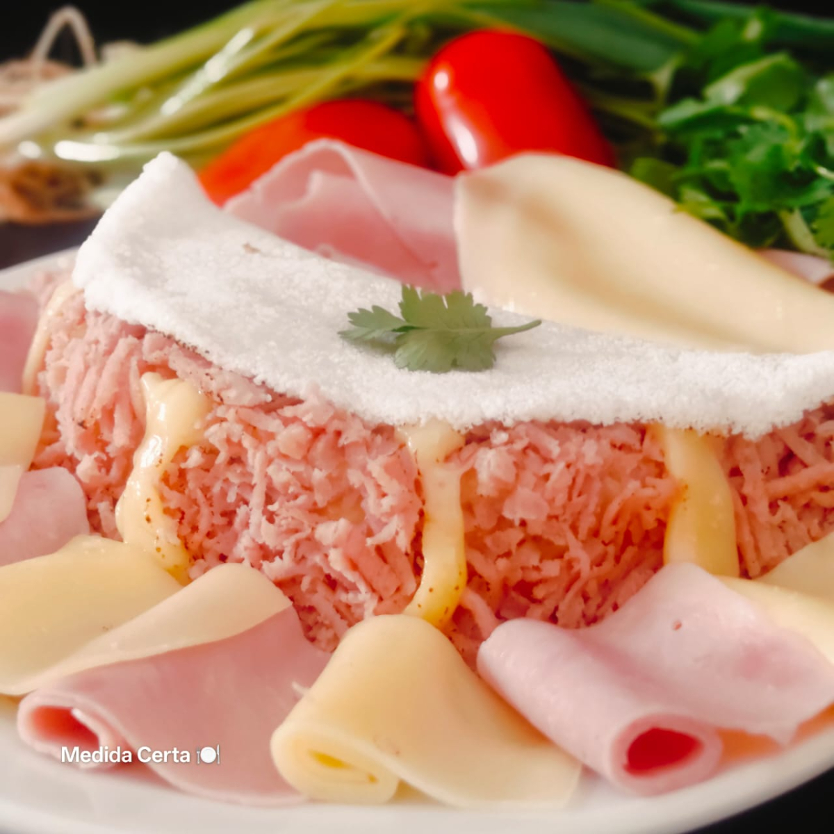 🌿🍃✨ Na goma original do Norte, alva e bem ligadinha, repousa o presunto de frango: uma escolha sábia para quem não pode ou não deseja provar da carne suína. É alternativa nobre, que preserva o sabor e garante leveza ao corpo. Custo-benefício que honra o paladar e respeita a saúde, sem abrir mão da abundância e da satisfação. Uma tapioca clara e honesta, erguida como símbolo de cuidado e sabor verdadeiro.✨🍃🌿