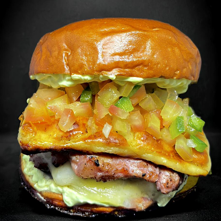 Pão brioche, blend 150g, queijo mussarela, blend de 90g de linguiça , queijo coalho, vinagrete e molho especial