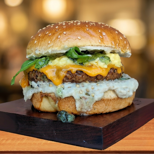 Uma viagem de sabores te espera! Nosso Top burger vegano com a exclusiva proteína de ervilha com sabor carne de cordeiro,pasta babaganoush defumada, queijo gruyère suave, a doçura refrescante da geleia de menta e o toque especial do sour cream de semente de girassol. Uma experiência única em cada mordida. Venha provar! Temos pão sem glúten!