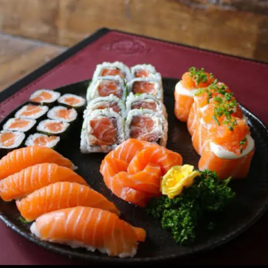 4 sashimi de salmao 8 uramki de salmao 8 hossomakis de salmao 4 joy 4 niguiri de salmao 10 hot rool variado especial