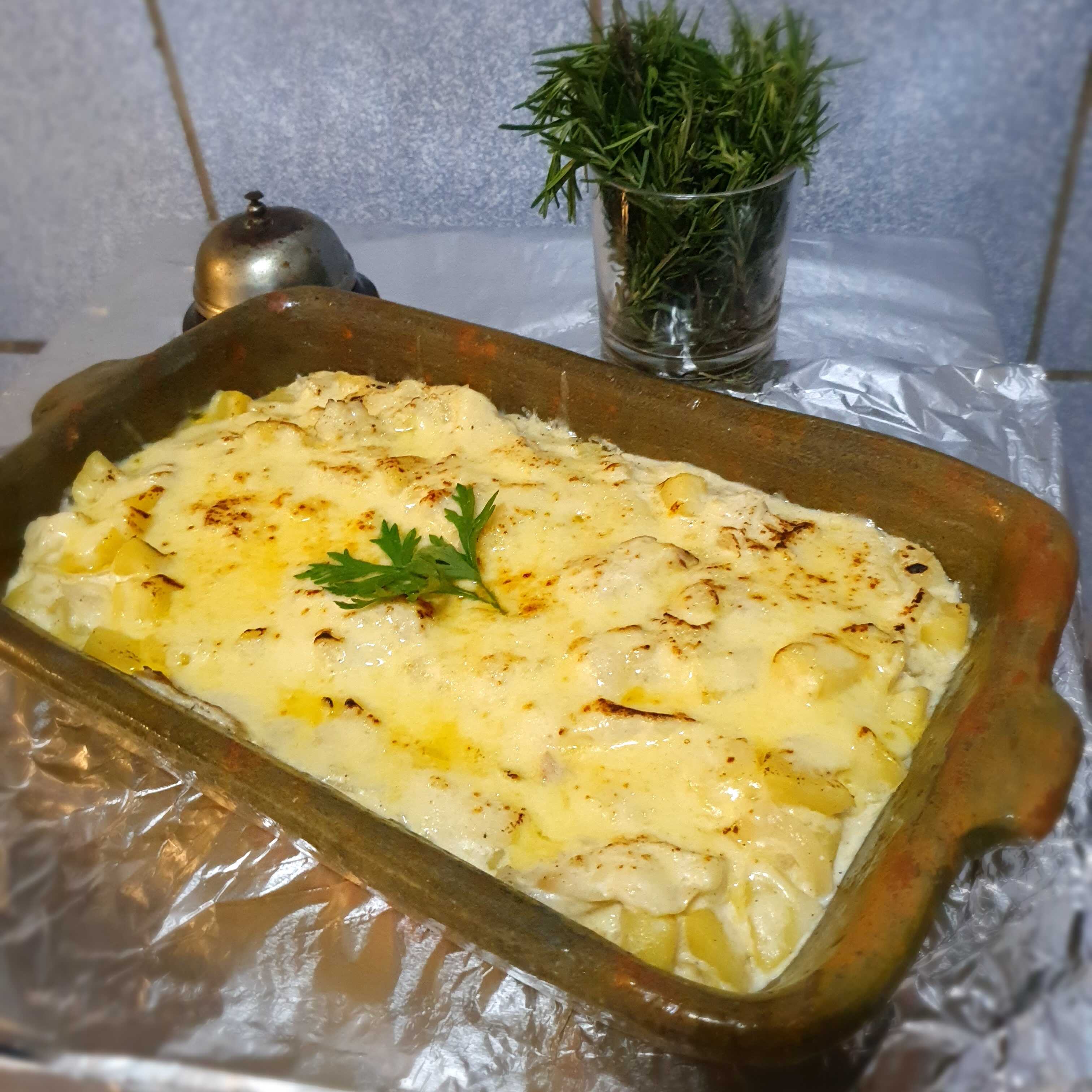 Lascas de bacalhau com cebola, batata e creme de leite. Gratinado com queijo. Acompanha pão caseiro. Serve 1 pessoa