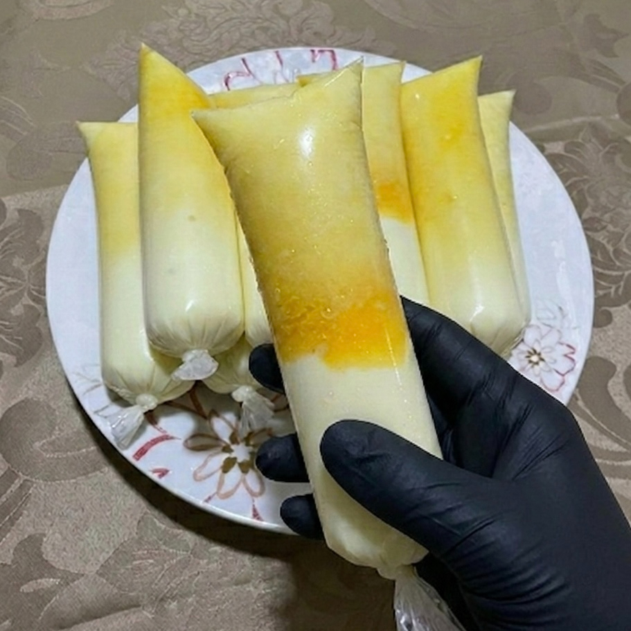 Sacolé de Pudim super cremoso, feito com leite condensado e deliciosa calda de caramelo. Refrescante, artesanal e com aquele gostinho caseiro que você ama!