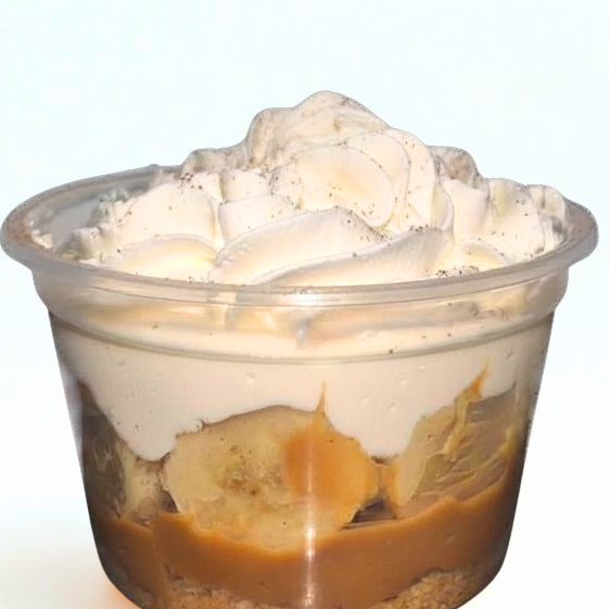 Massa crocante de biscoito, doce de leite cremoso artesanal, bananas frescas, chantilly leve e um toque de canela. A combinação perfeita entre o crocante e o cremoso, no tamanho ideal para a sua sobremesa.
