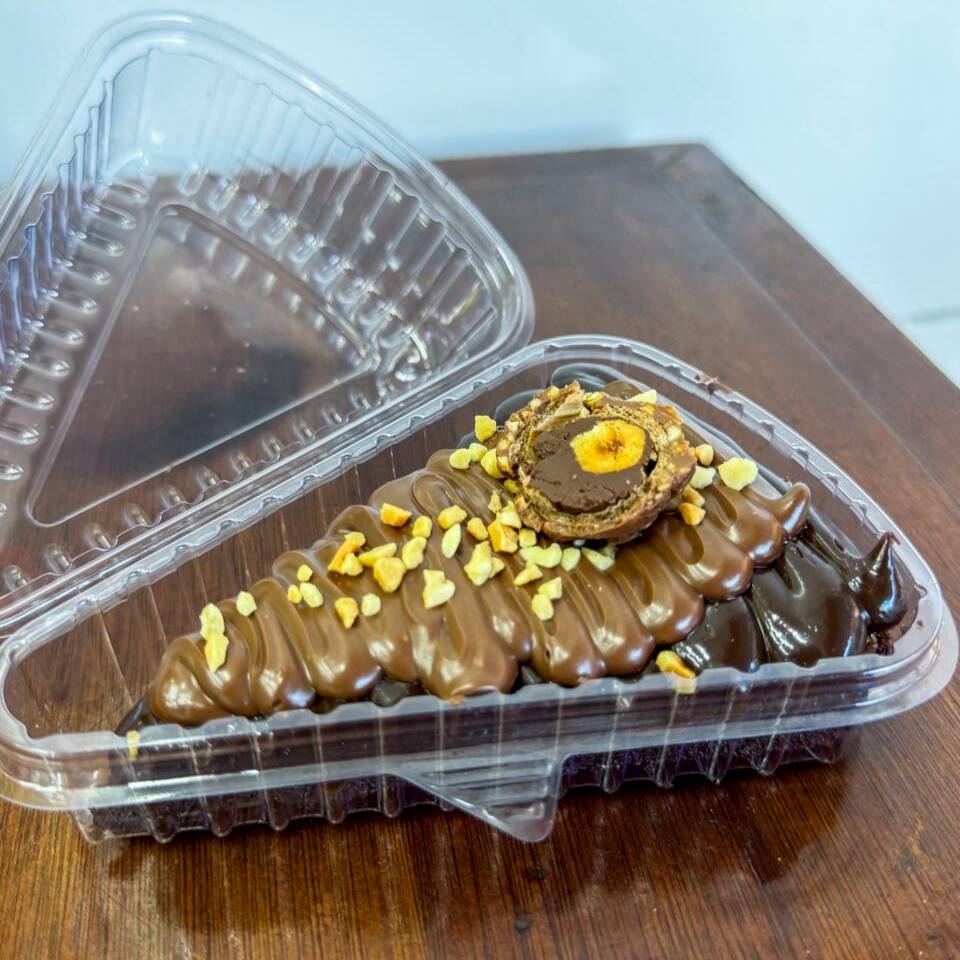 Fatias de brownie denso e úmido, com pedaços crocantes e cremosos de Kinder Bueno derretendo a cada mordida.
