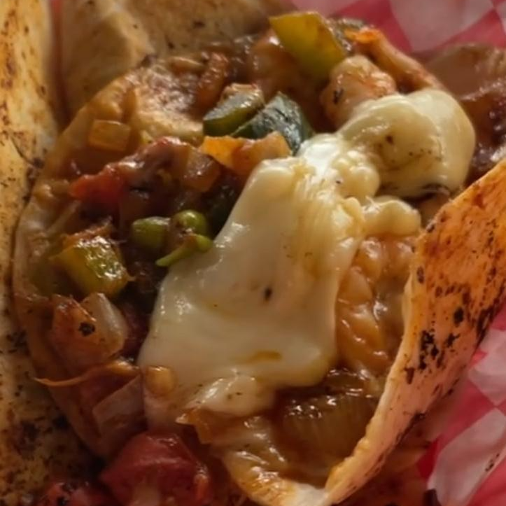 Taco gobernador con queso y camarones