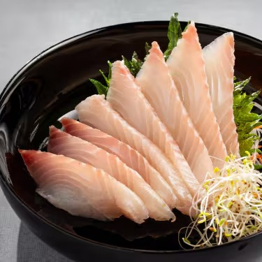 Desfrute de uma porção composta por 8 unidades de sashimi de tilápia, meticulosamente preparadas. Cada pedaço é uma fatia fresca e suculenta de tilápia, servida em seu estado mais puro para realçar seu sabor delicado e natural. alta qualidade. Perfeito para desfrutar em qualquer momento!