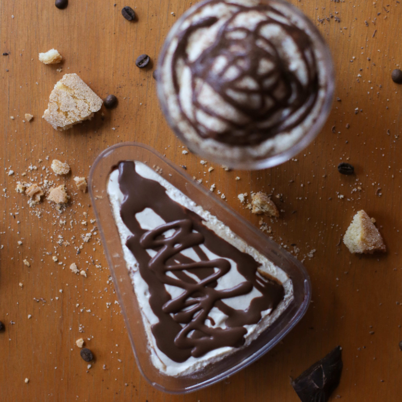 Clássico tiramisù italiano com camadas de biscoito champagne embebido em café, creme suave e finalizado com cacau — Serve 1 pessoa.