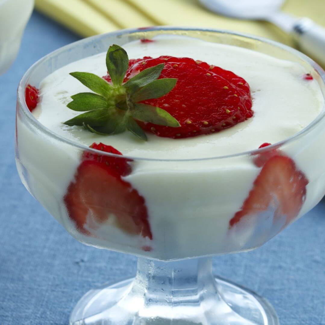 Leite condensado, creme de leite, emulsificante e geleia caseira de morango
