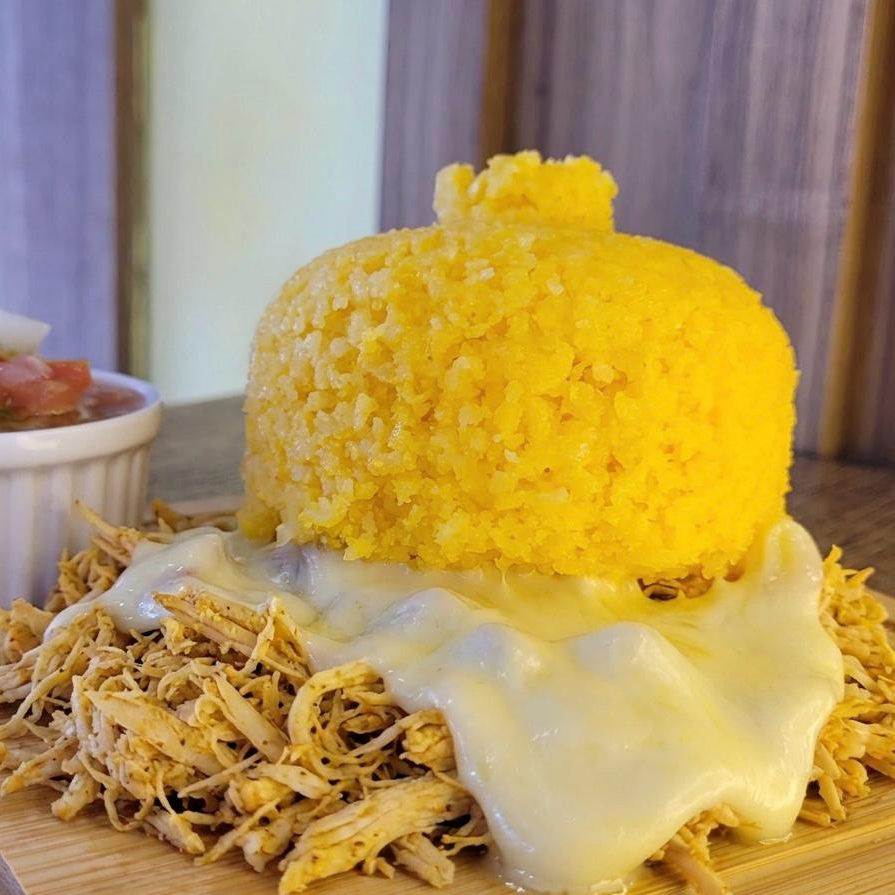Cuscuz recheado com frango desfiado,queijo derretido e molho vinagrete para acompanhar.